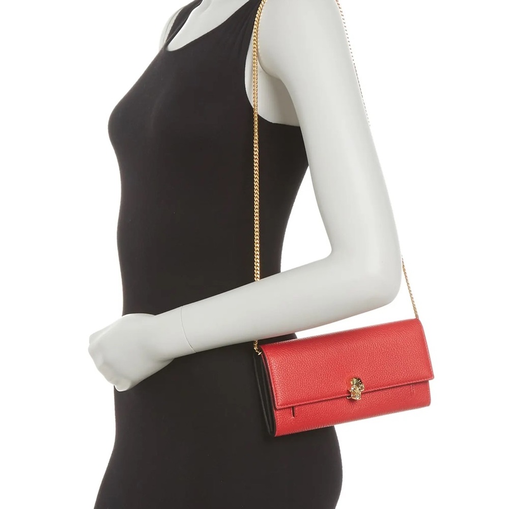 ALEXANDER MCQUEEN
Skull Leather Wallet On A Chain pink